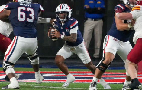 Noah Fifita throws for 308 yards and 2 TDs, No. 25 Arizona dominates Iowa State 39-3